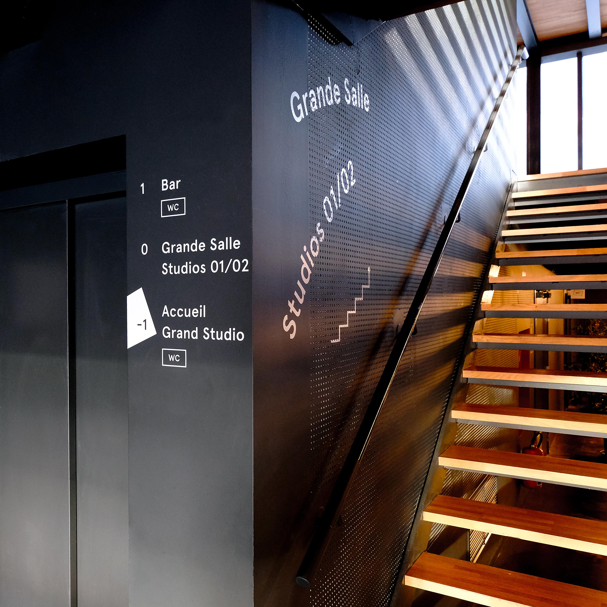 Charleroi Danse —Signage GR20 design graphique signaletique paris branding graphic fashion food drinks culture luxury architecture