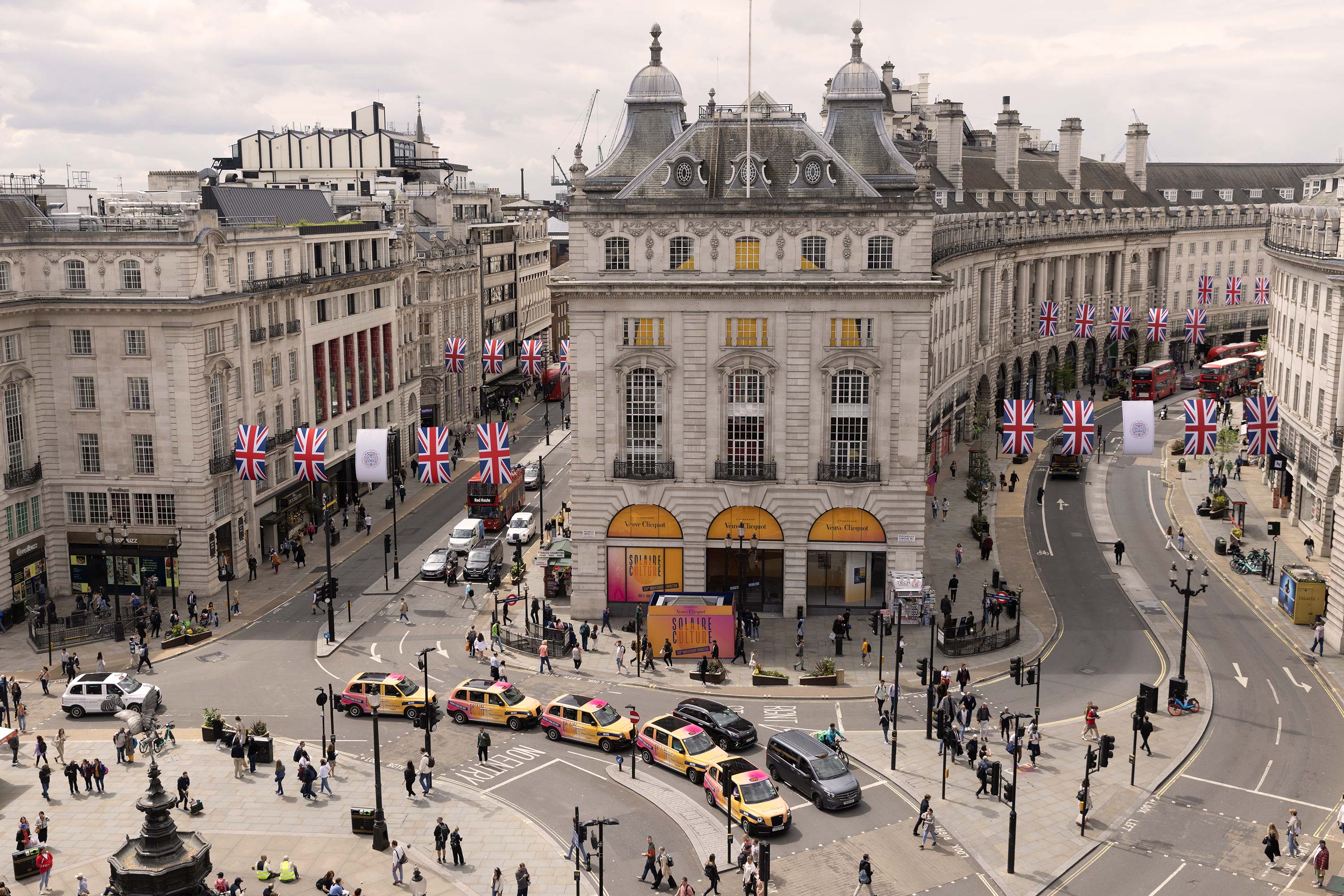 Veuve Clicquot, 250 years —London GR20 design graphique signaletique paris branding graphic fashion food drinks culture luxury architecture
